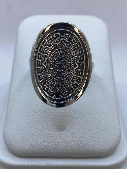 Anillo Azteca Calendario Solar en Plata .925 – Diseño Prehispánico Ovalado, vista frontal