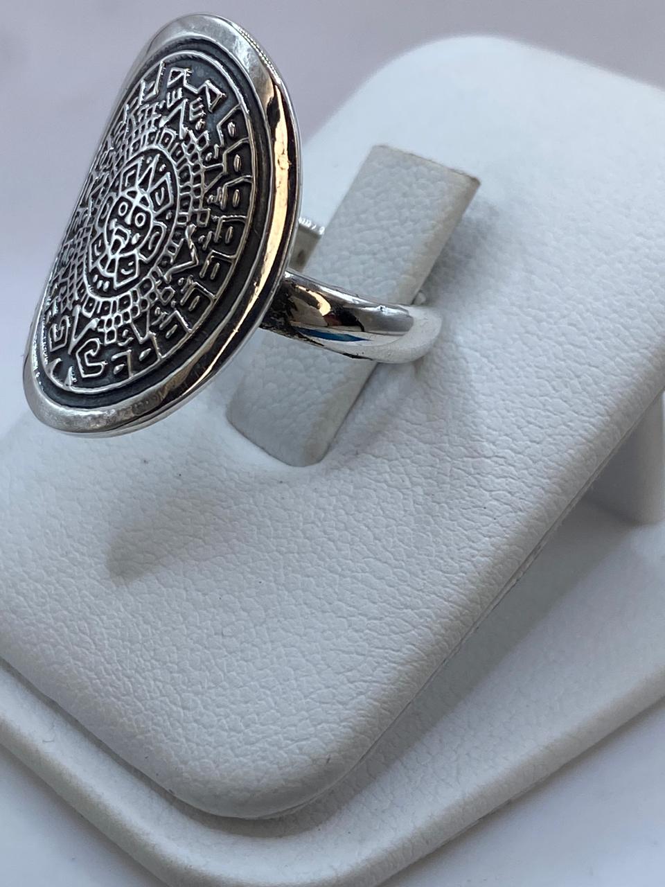 Anillo Azteca Calendario Solar en Plata .925 – Diseño Prehispánico Ovalado, vista lateral