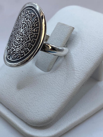 Anillo Azteca Calendario Solar en Plata .925 – Diseño Prehispánico Ovalado, vista lateral