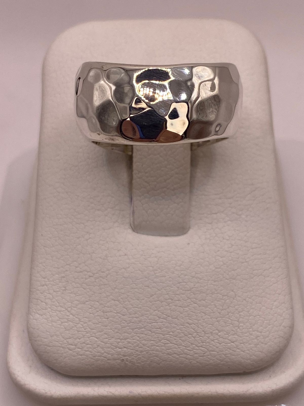 Anillo Banda Ancha Martillado en Plata .925, vista de detalle