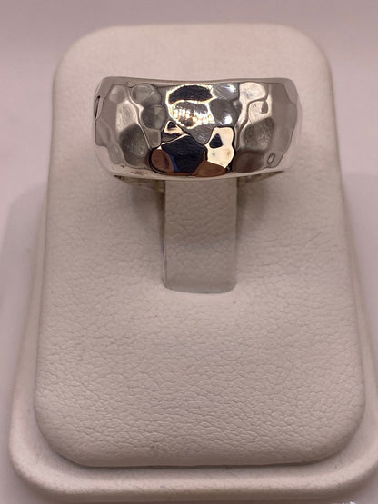 Anillo Banda Ancha Martillado en Plata .925, vista de detalle