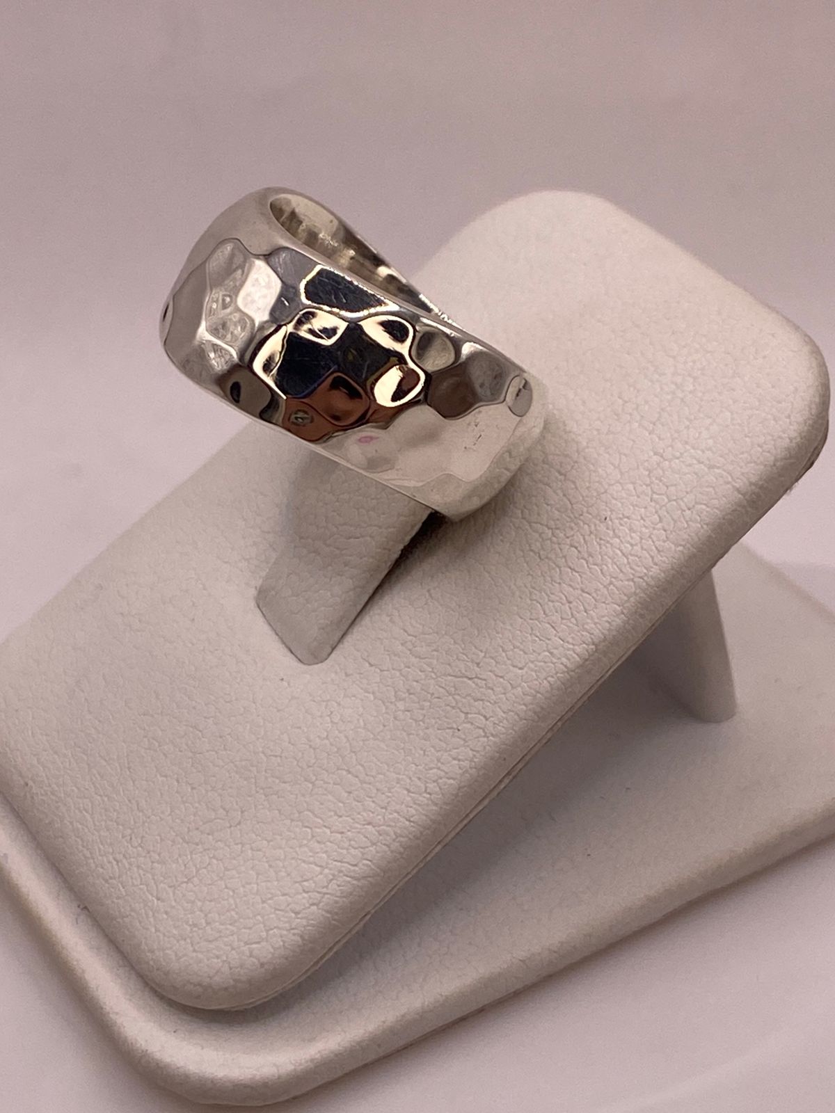 Anillo Banda Ancha Martillado en Plata .925, vista lateral