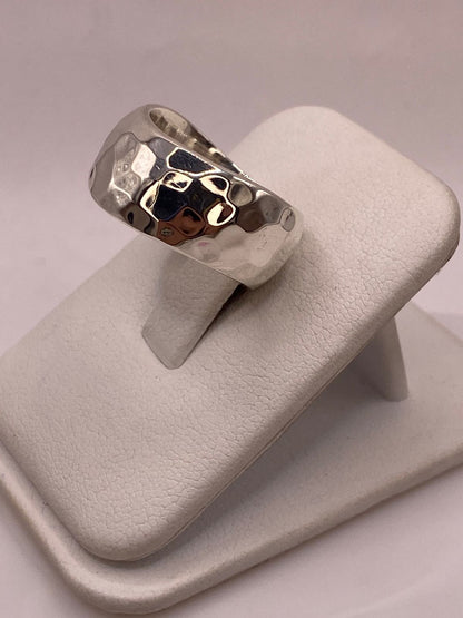 Anillo Banda Ancha Martillado en Plata .925, vista lateral
