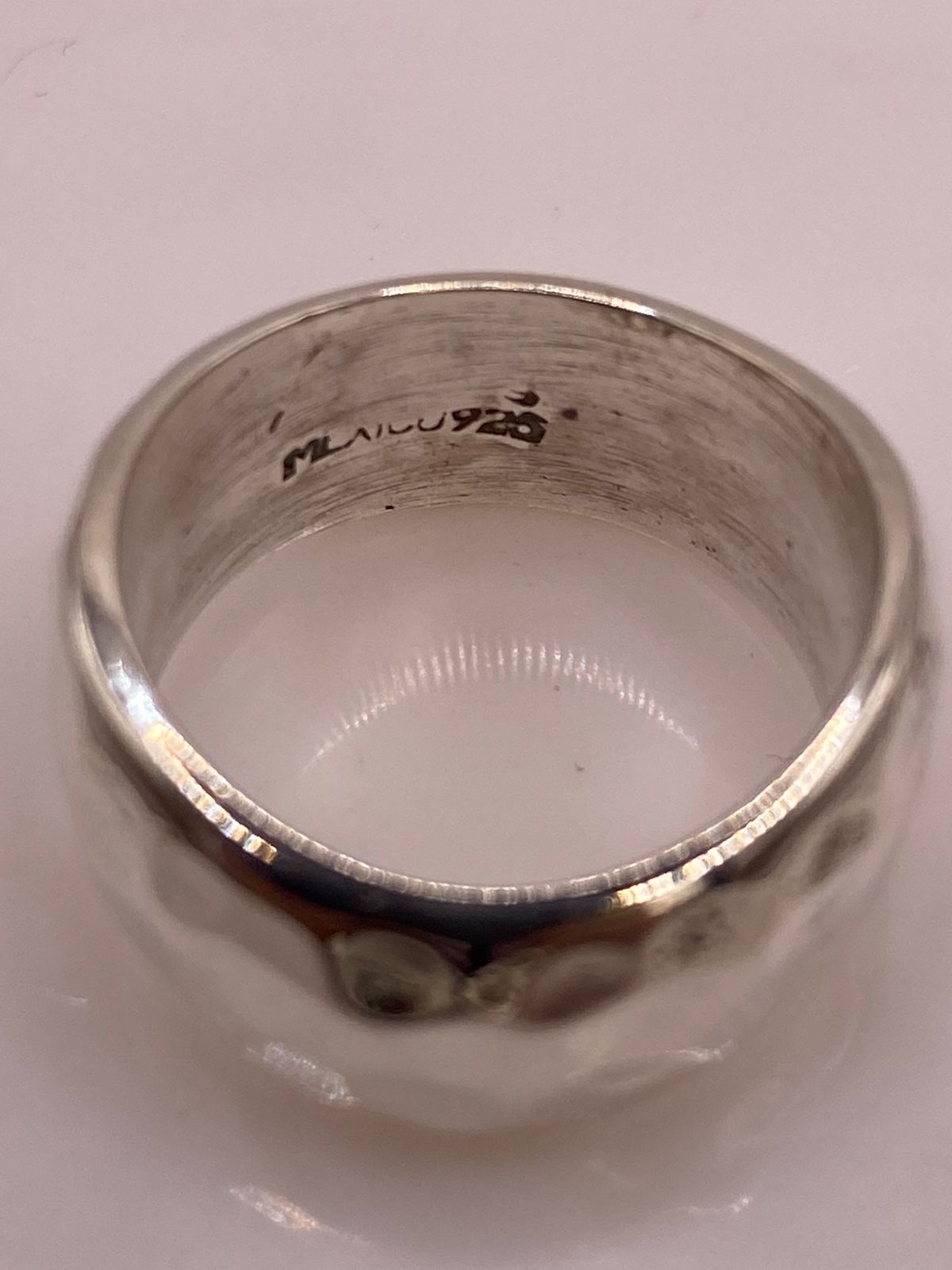 Anillo Banda Ancha Martillado en Plata .925, sello de autenticidad Plata Ley .925