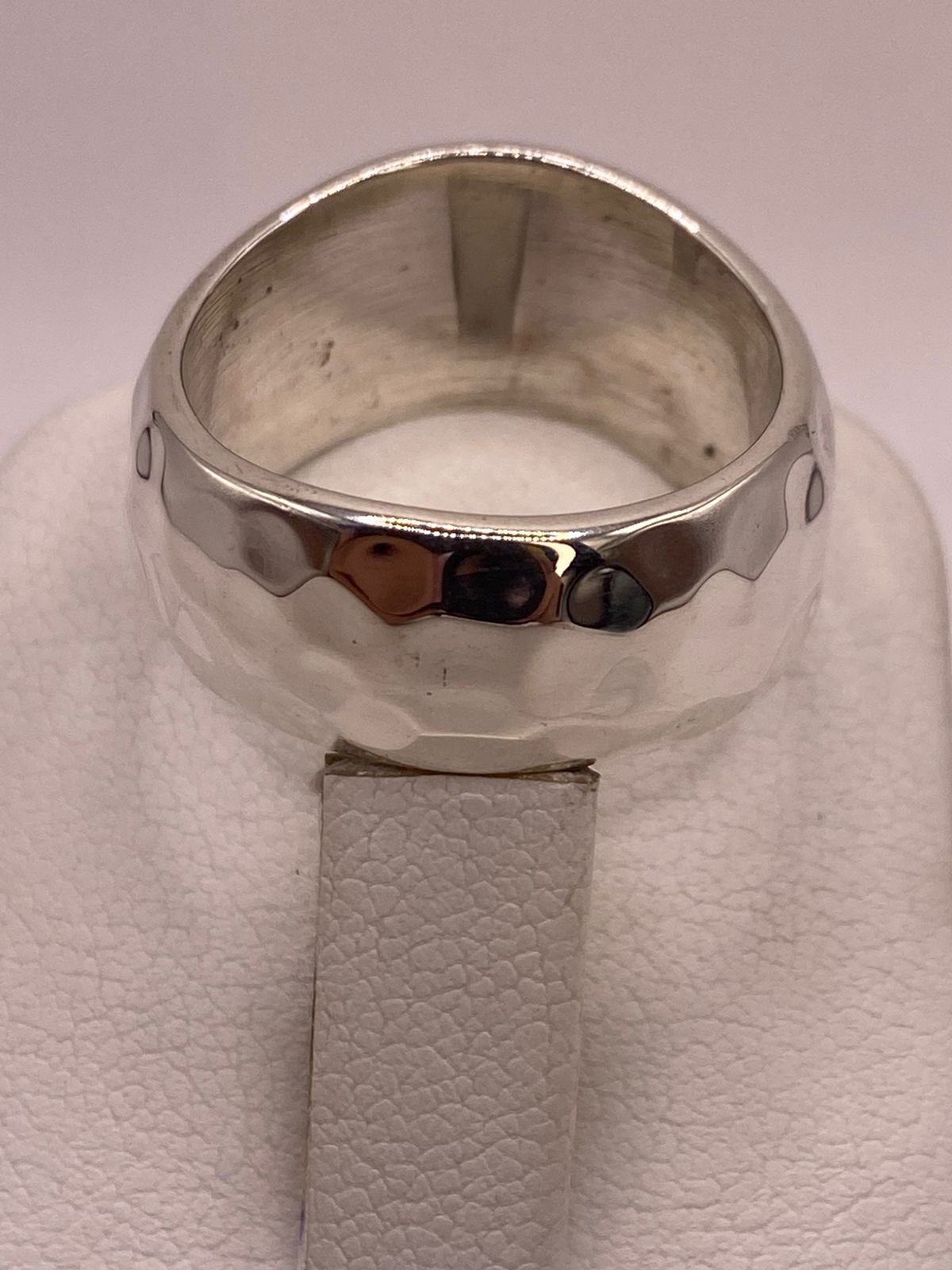 Anillo Banda Ancha Martillado en Plata .925, vista superior