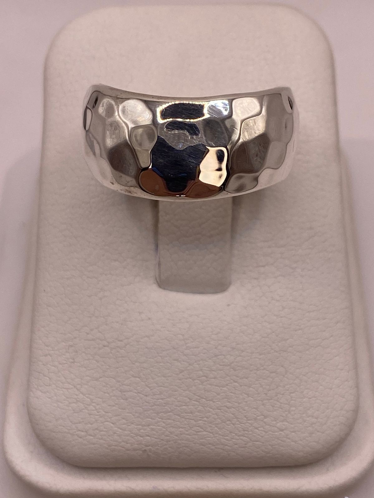 Anillo Banda Ancha Martillado en Plata .925 en báscula mostrando peso