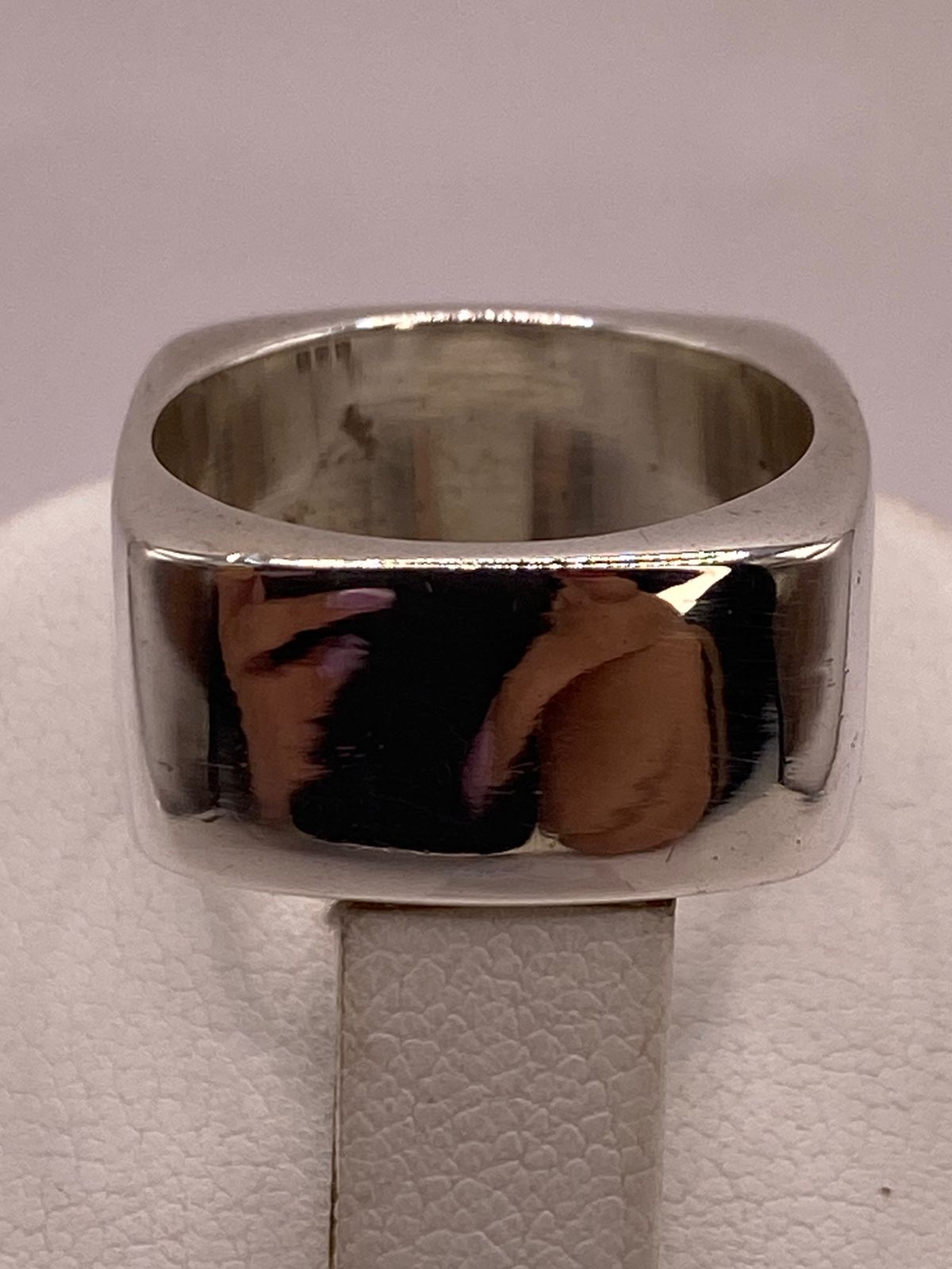 Anillo Banda Ancha de Plata Ley .925 con Forma Cuadrada, sello de autenticidad Plata Ley .925