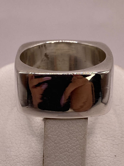 Anillo Banda Ancha de Plata Ley .925 con Forma Cuadrada, sello de autenticidad Plata Ley .925
