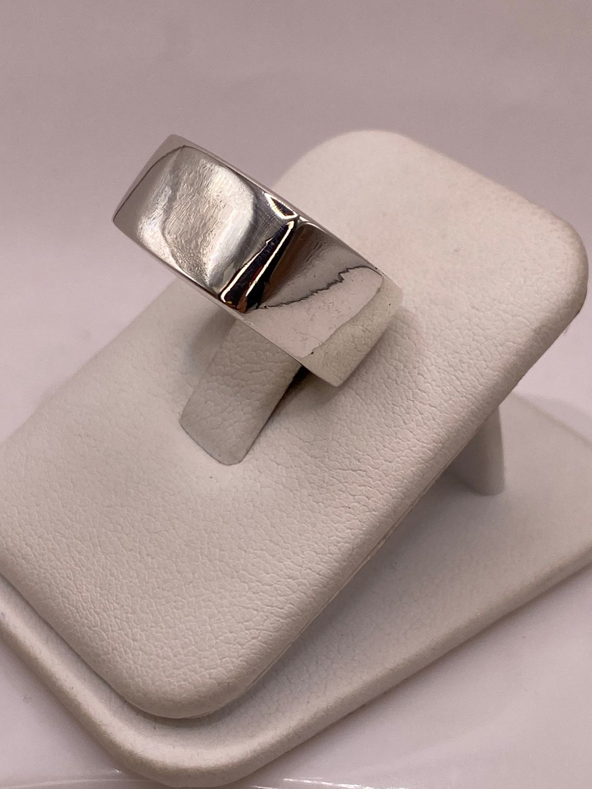Anillo Banda Ancha de Plata Ley .925 con Forma Cuadrada, vista lateral