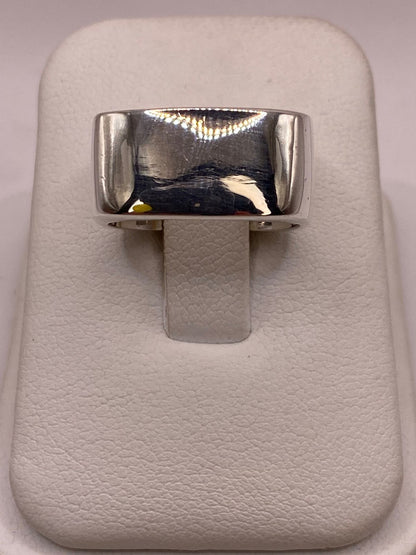 Anillo Banda Ancha de Plata Ley .925 con Forma Cuadrada, vista frontal