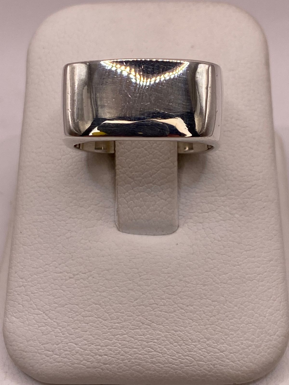Anillo Banda Ancha de Plata Ley .925 con Forma Cuadrada, vista de detalle