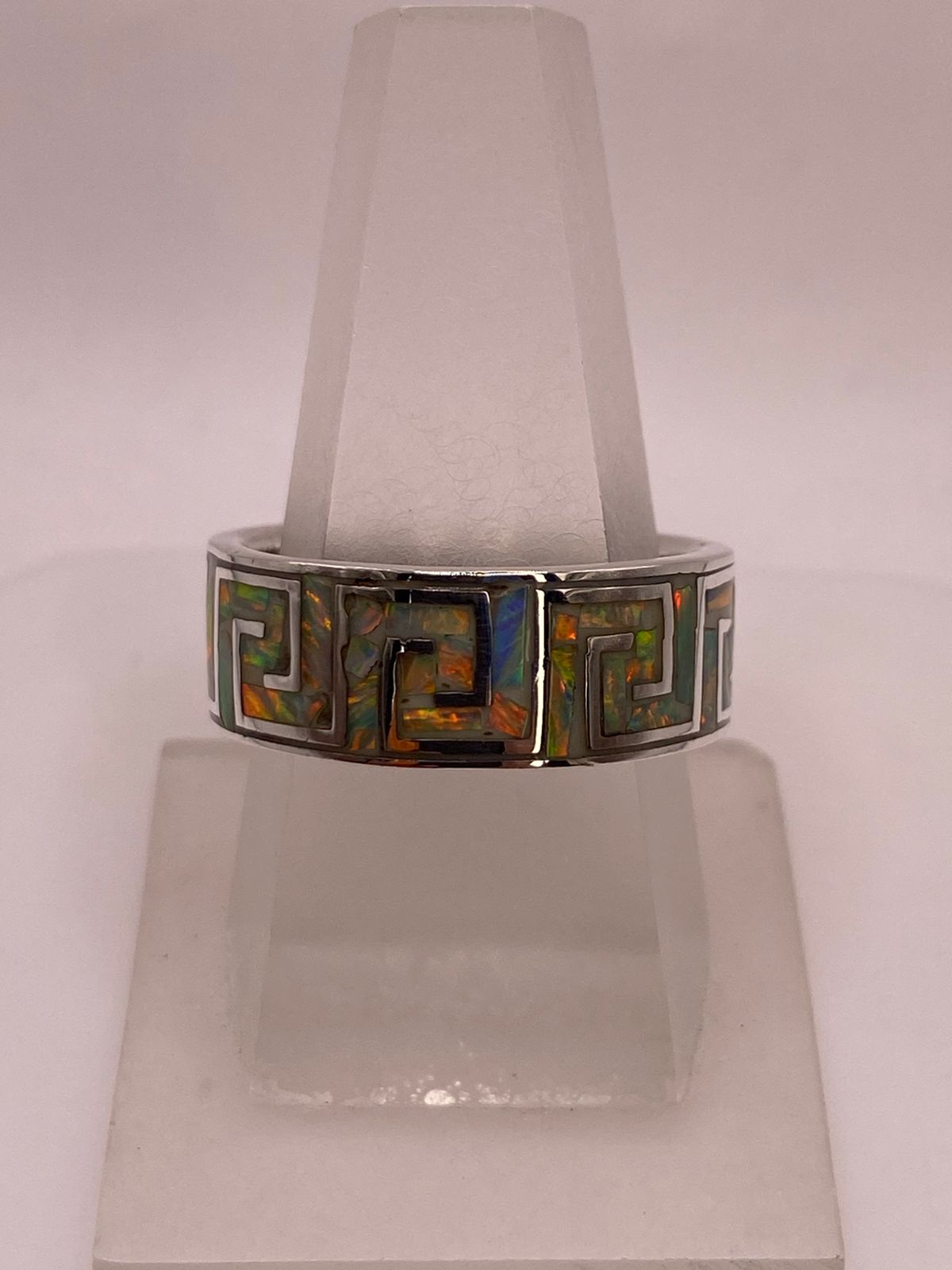 Anillo Banda Greca con Ópalo de Fuego Multicolor en Plata .950 — ángulo diagonal