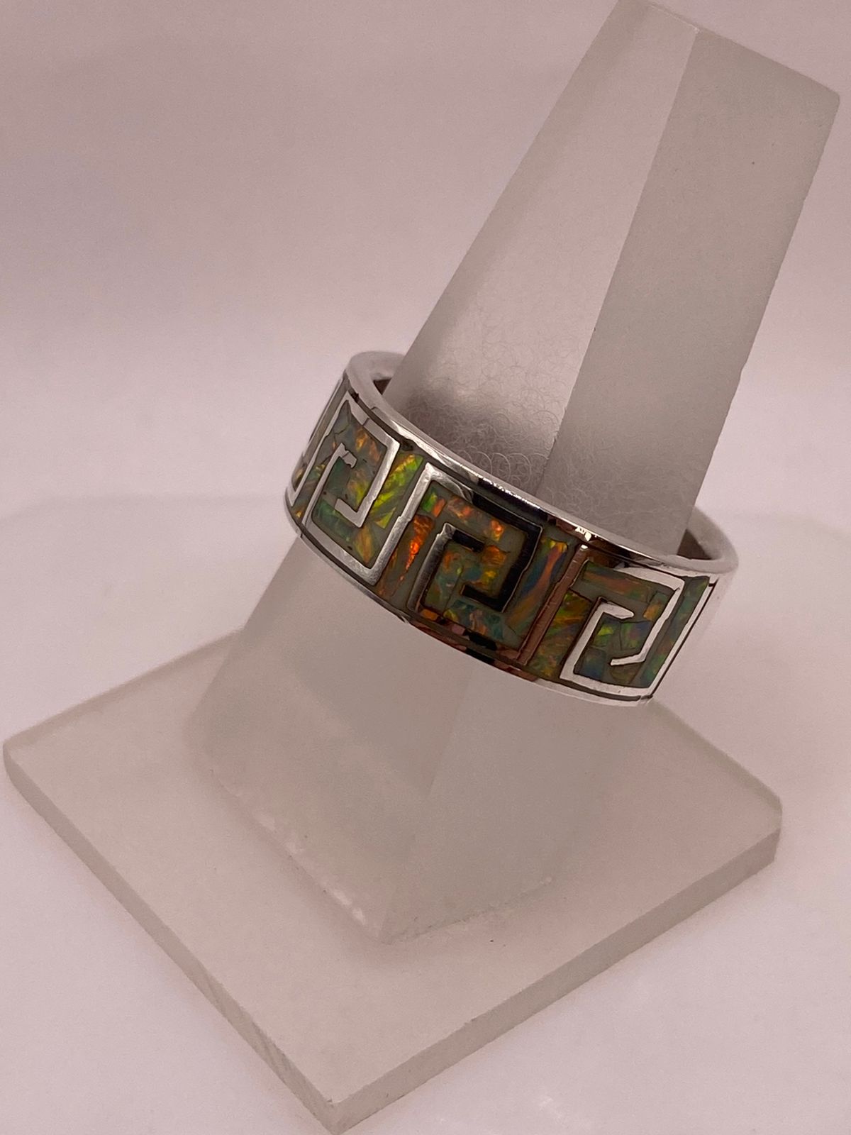 Anillo Banda Greca con Ópalo de Fuego Multicolor en Plata .950, vista de detalle