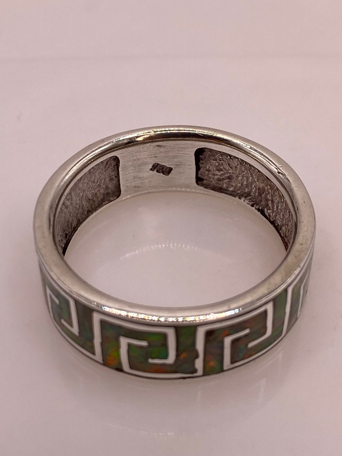 Anillo Banda Greca con Ópalo de Fuego Multicolor en Plata .950, sello de autenticidad Plata Ley .925