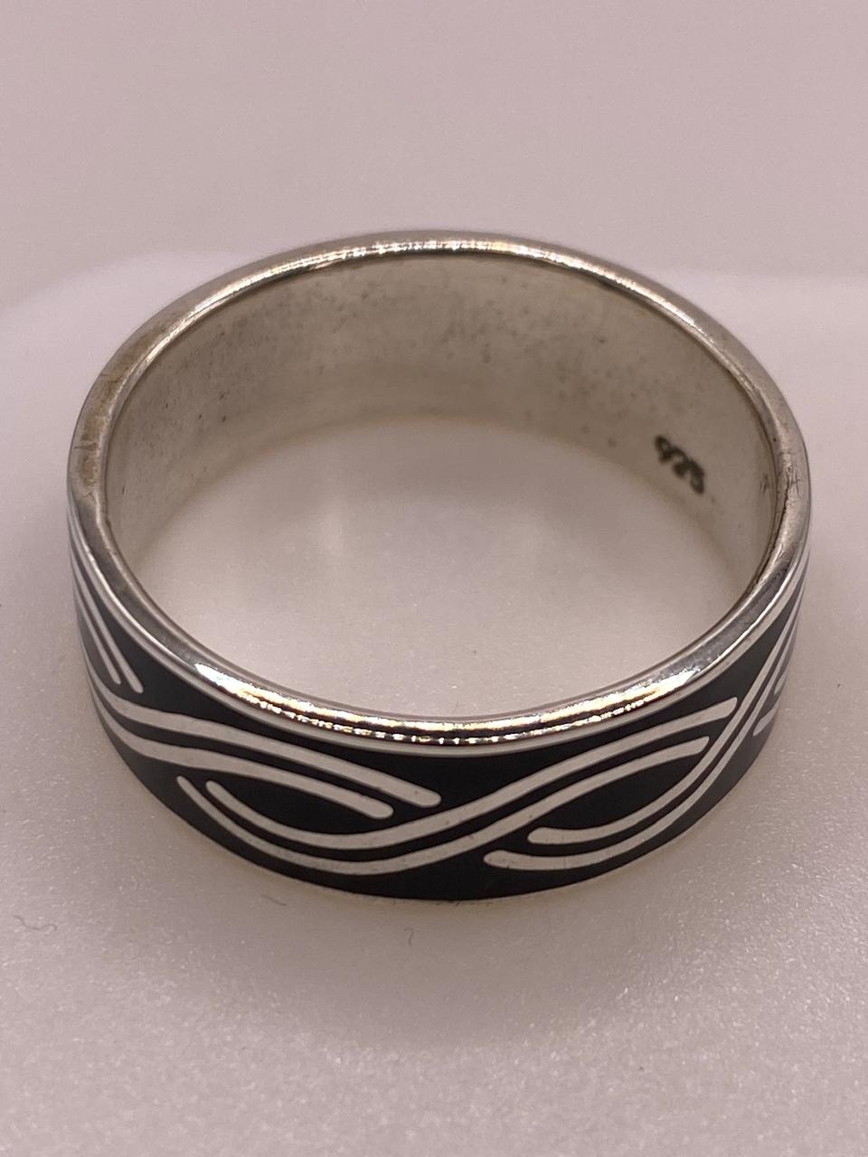 Anillo Banda de Ondas en Plata .925 – Diseño Contemporáneo, vista frontal