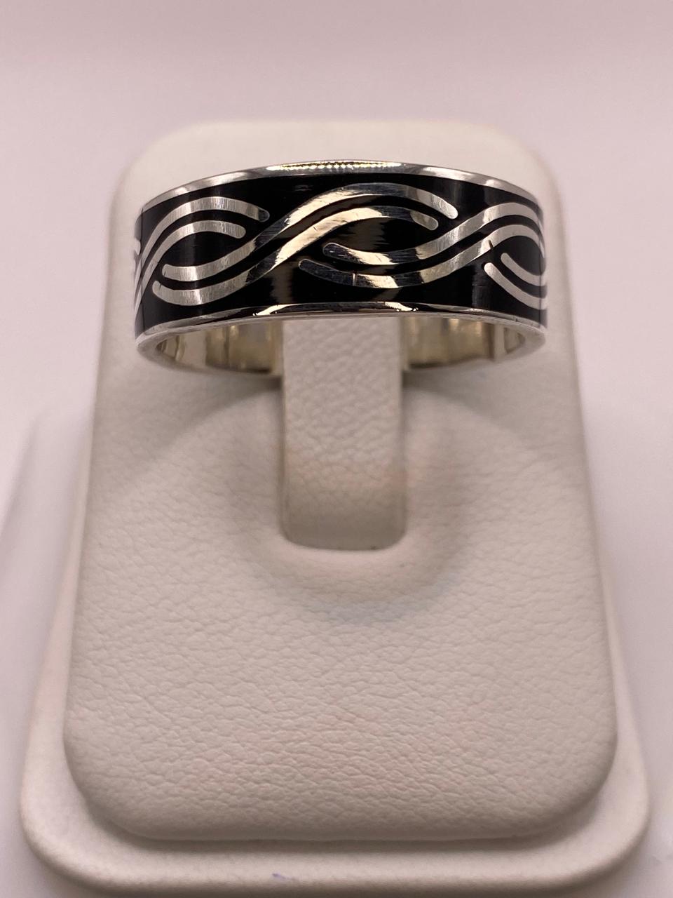 Anillo Banda de Ondas en Plata .925 – Diseño Contemporáneo, vista lateral