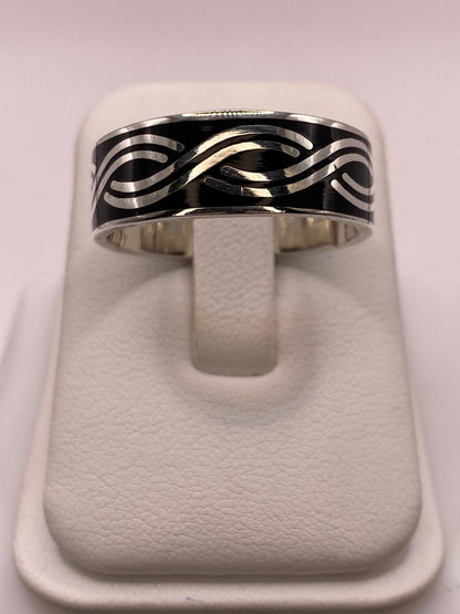 Anillo Banda de Ondas en Plata .925 – Diseño Contemporáneo, vista lateral