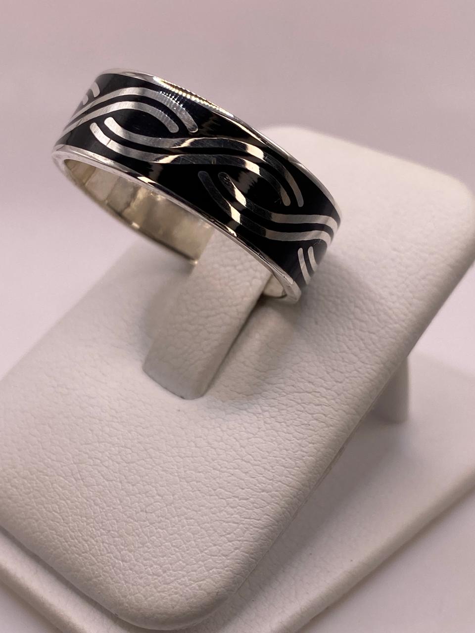 Anillo Banda de Ondas en Plata .925 – Diseño Contemporáneo, sello de autenticidad Plata Ley .925
