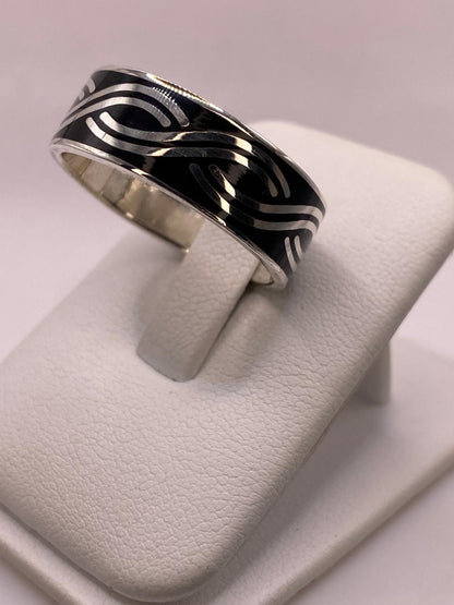 Anillo Banda de Ondas en Plata .925 – Diseño Contemporáneo, sello de autenticidad Plata Ley .925