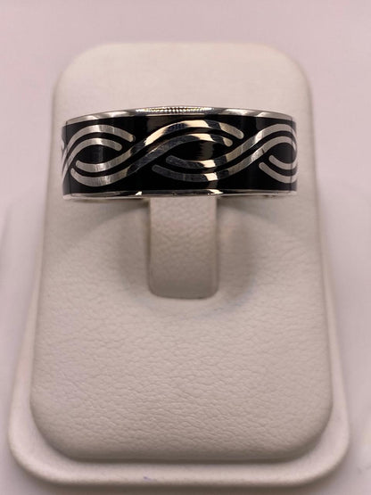 Anillo Banda de Ondas en Plata .925 – Diseño Contemporáneo — vista lateral