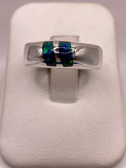 Anillo Banda en Plata Ley 925 con Ópalo de Fuego Azul-verde — ángulo diagonal