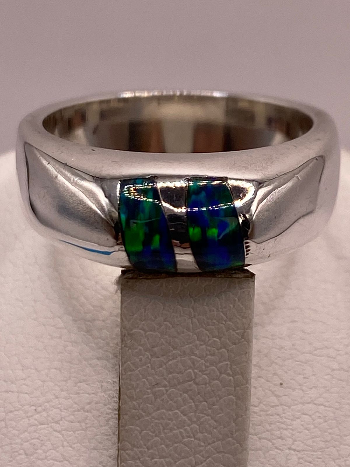 Anillo Banda en Plata Ley 925 con Ópalo de Fuego Azul-verde, vista de detalle