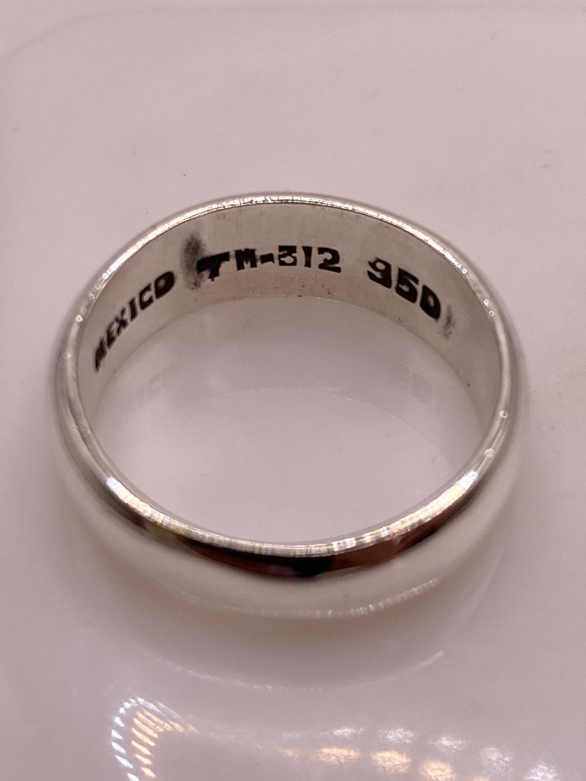 Anillo de Banda en Plata Ley 950 con Ópalo de Fuego, sello de autenticidad Plata Ley .925