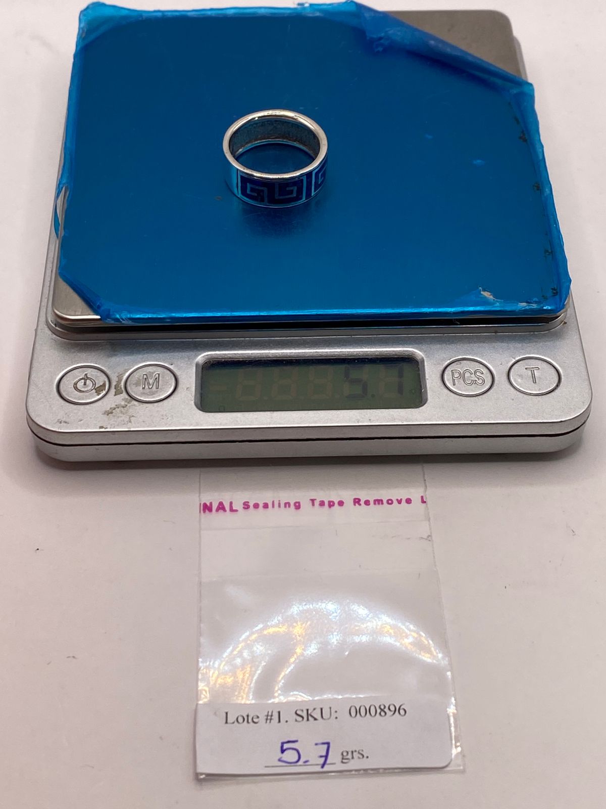Anillo Banda Plata Ley 950 con Ópalo de Fuego Azul‑verde Diseño Geométrico, peso en gramos (báscula)