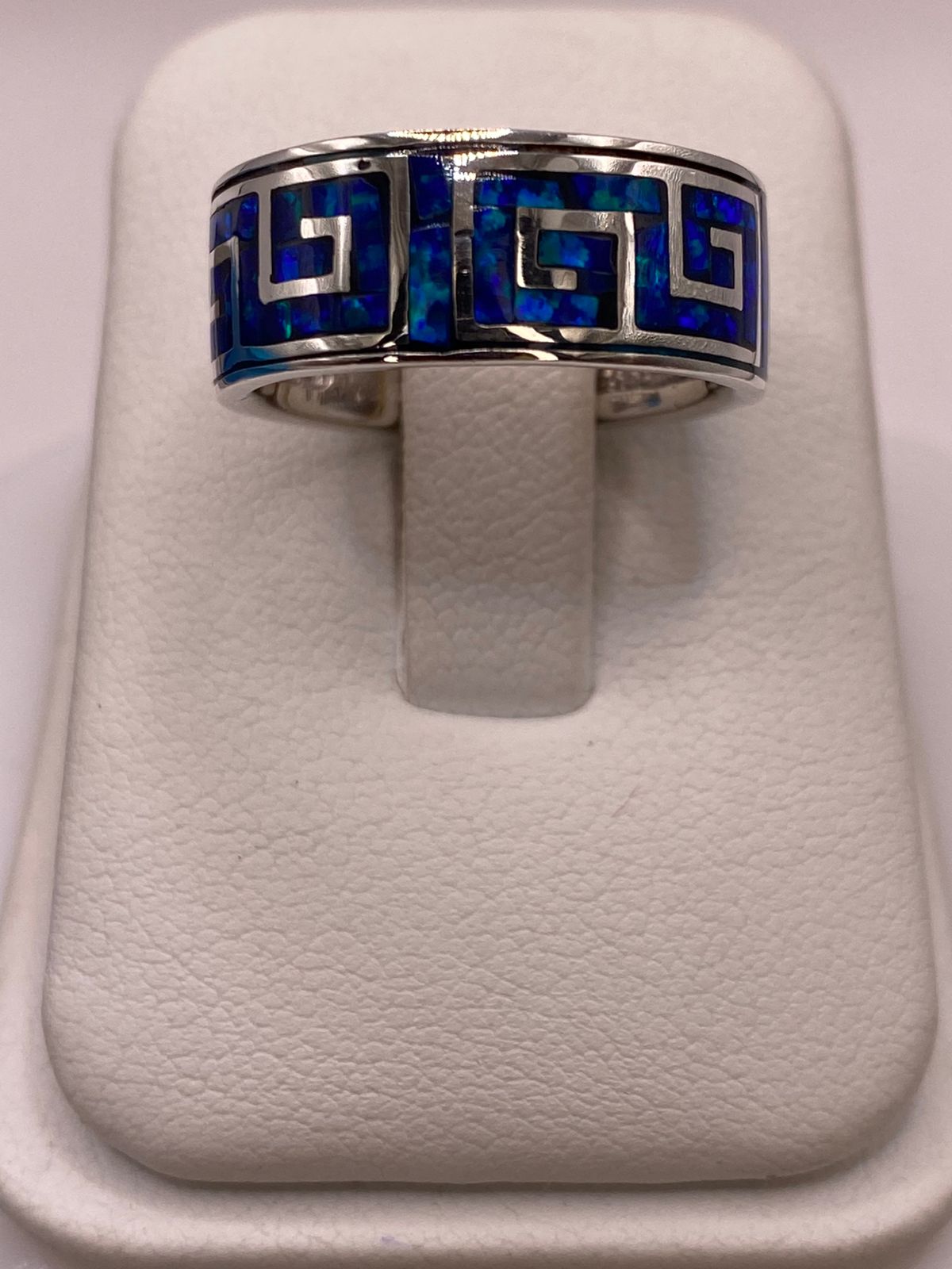 Anillo Banda Plata Ley 950 con Ópalo de Fuego Azul‑verde Diseño Geométrico — detalle de acabado