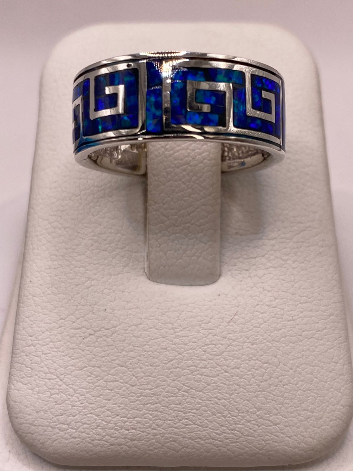 Anillo Banda Plata Ley 950 con Ópalo de Fuego Azul‑verde Diseño Geométrico, vista frontal