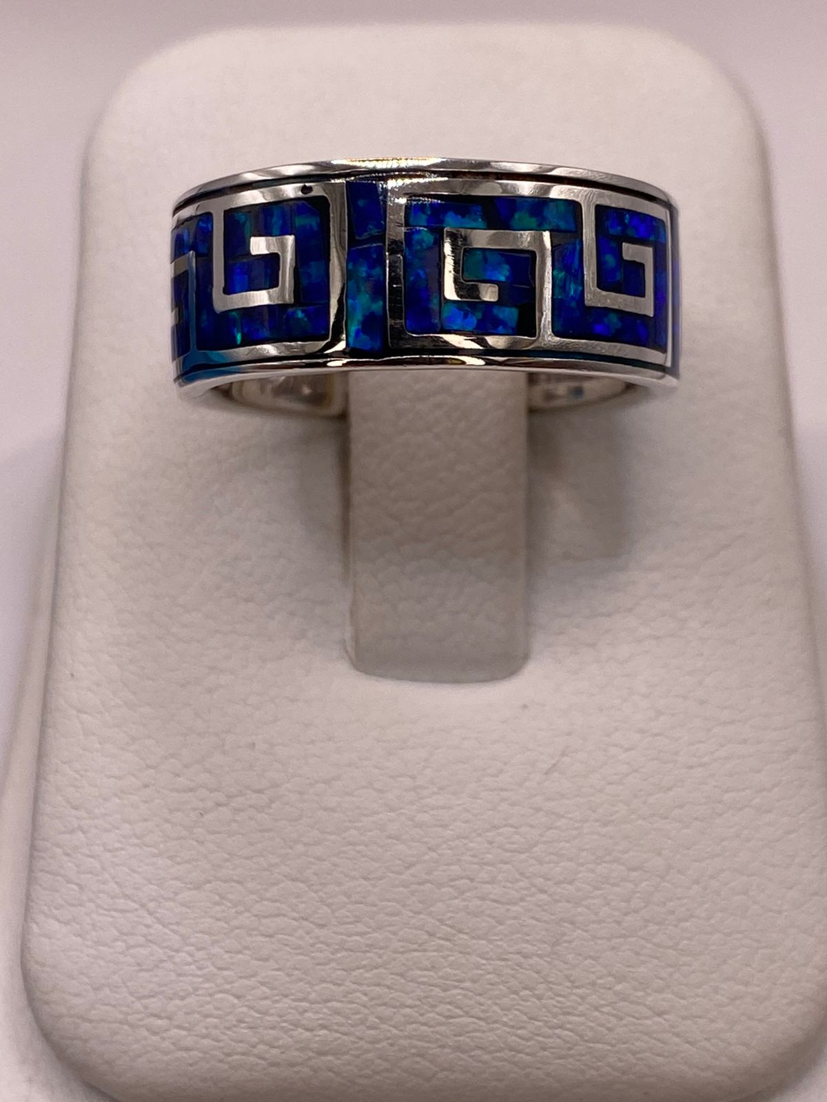 Anillo Banda Plata Ley 950 con Ópalo de Fuego Azul‑verde Diseño Geométrico, vista de detalle