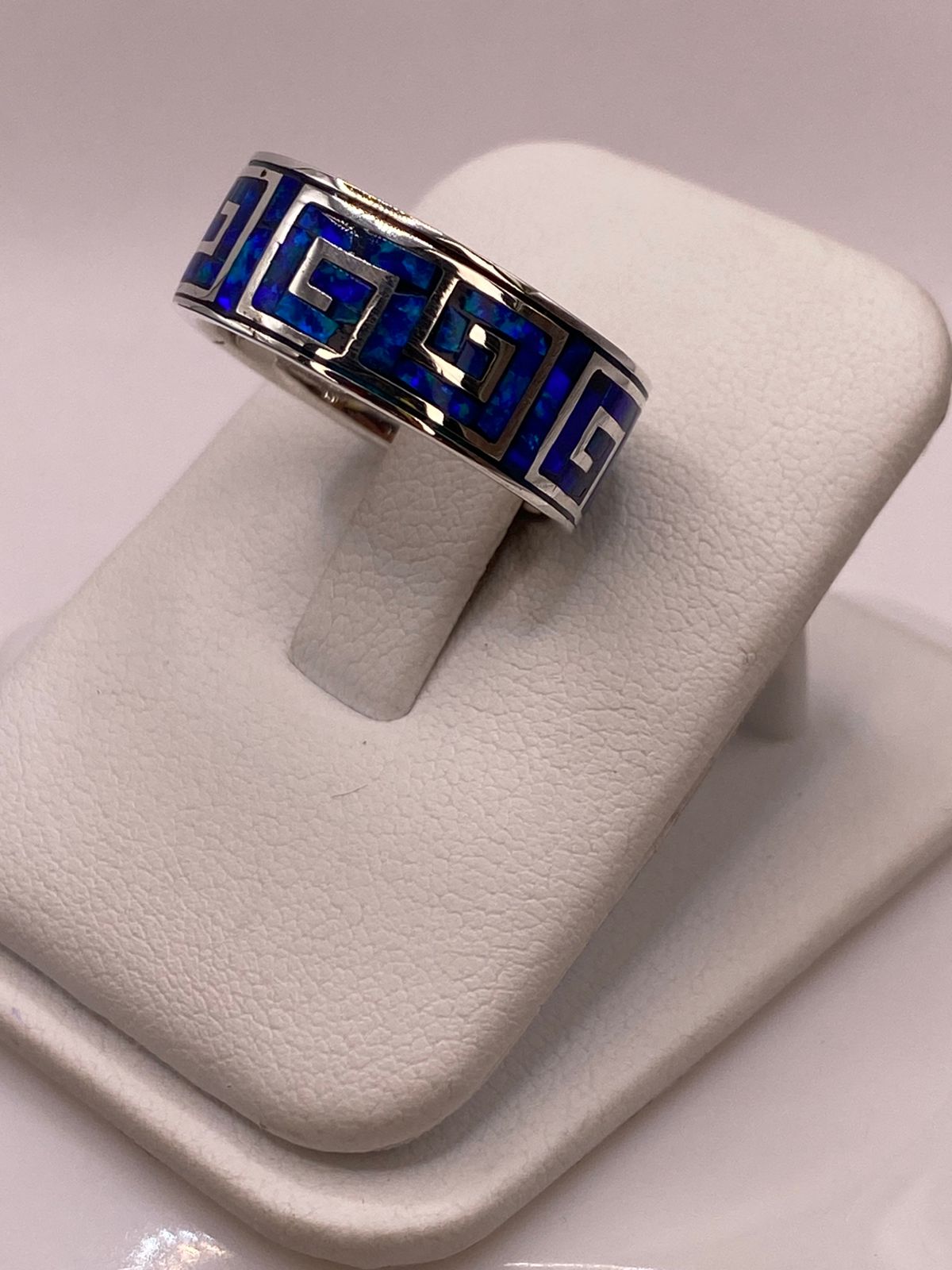 Anillo Banda Plata Ley 950 con Ópalo de Fuego Azul‑verde Diseño Geométrico, vista lateral