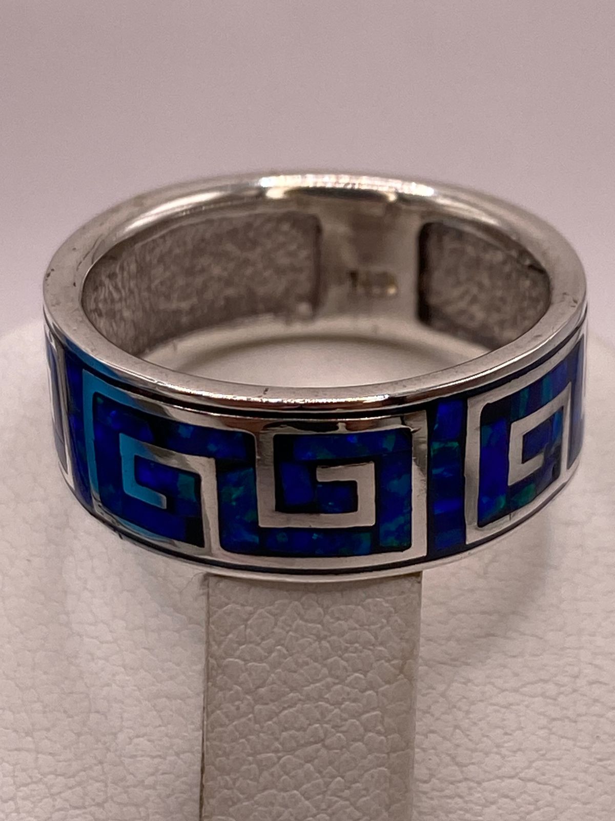 Anillo Banda Plata Ley 950 con Ópalo de Fuego Azul‑verde Diseño Geométrico, vista posterior