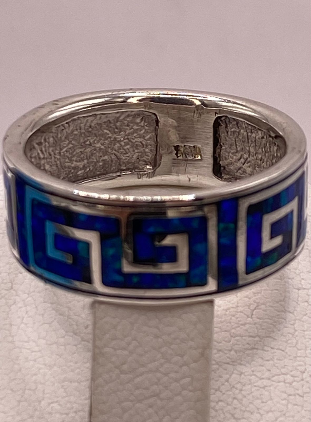 Anillo Banda Plata Ley 950 con Ópalo de Fuego Azul‑verde Diseño Geométrico, sello de autenticidad Plata Ley .925
