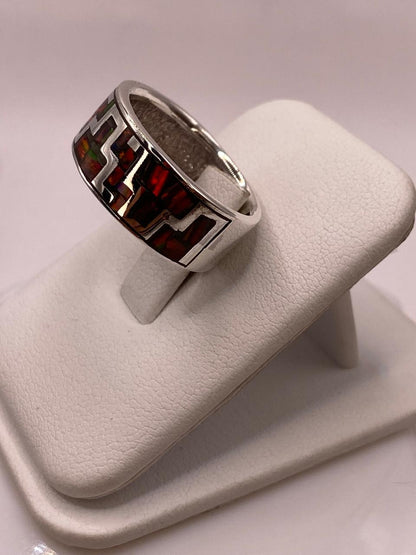 Anillo Banda en Plata Ley 950 con Ópalo de Fuego en Diseño Geométrico, vista lateral