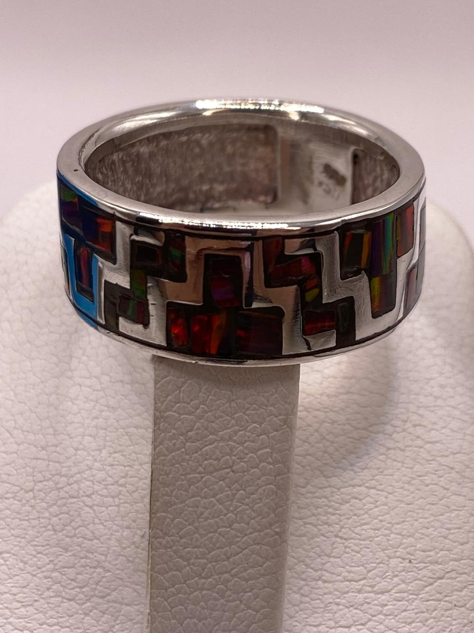 Anillo Banda en Plata Ley 950 con Ópalo de Fuego en Diseño Geométrico, vista de detalle