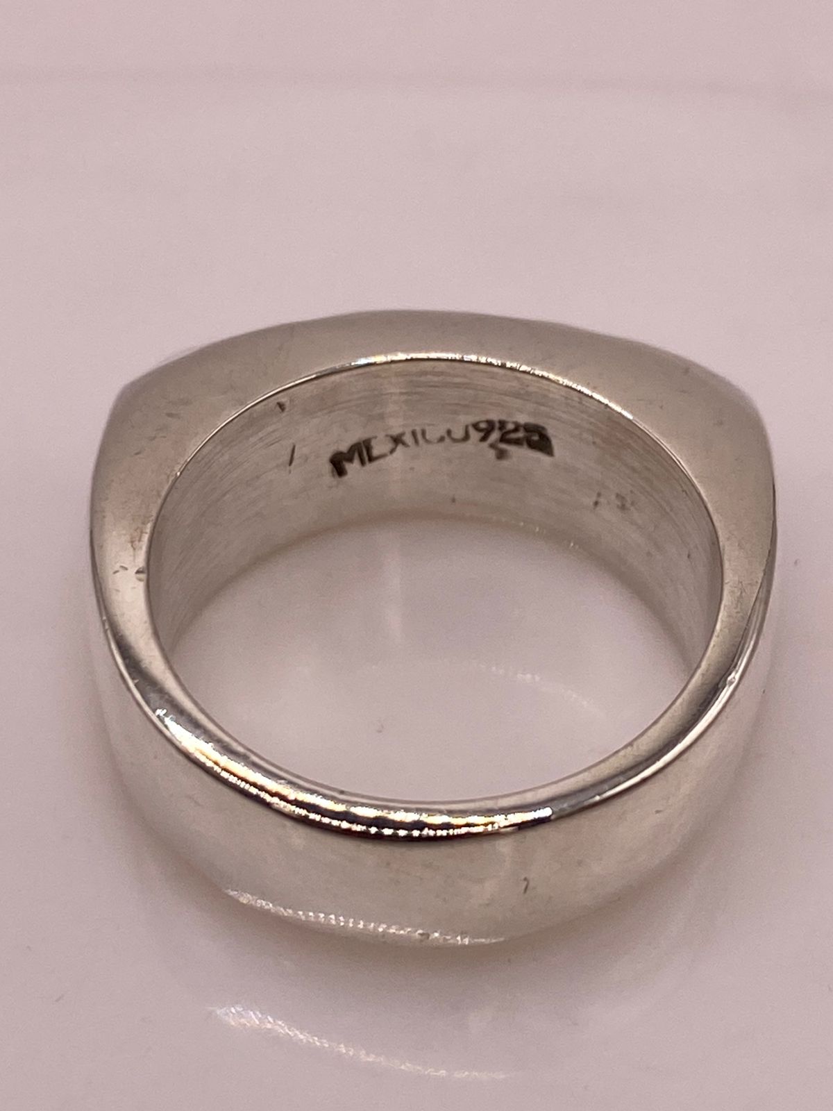 Anillo Banda Rectangular Martillada en Plata .925, sello de autenticidad Plata Ley .925