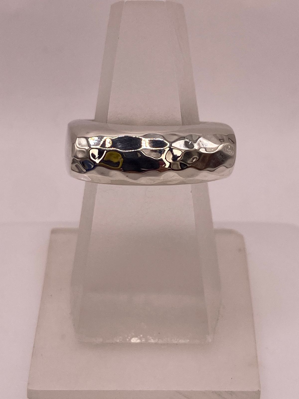 Anillo Banda Rectangular Martillada en Plata .925 en báscula mostrando peso
