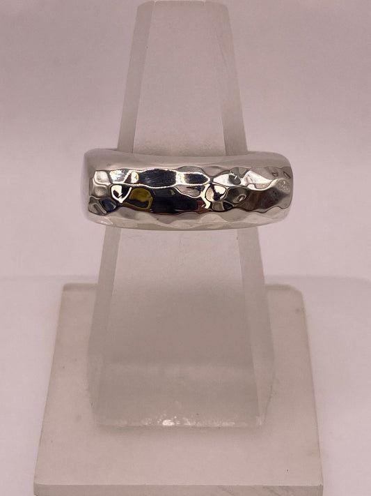 Anillo Banda Rectangular Martillada en Plata .925 en báscula mostrando peso