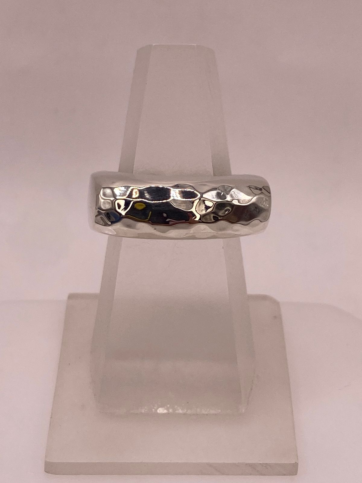 Anillo Banda Rectangular Martillada en Plata .925, vista de detalle