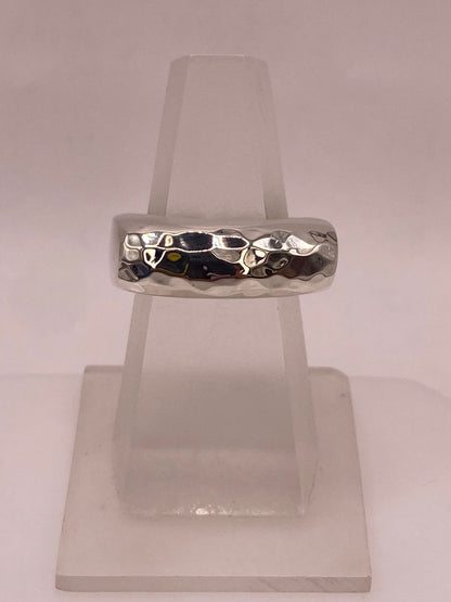 Anillo Banda Rectangular Martillada en Plata .925, vista de detalle