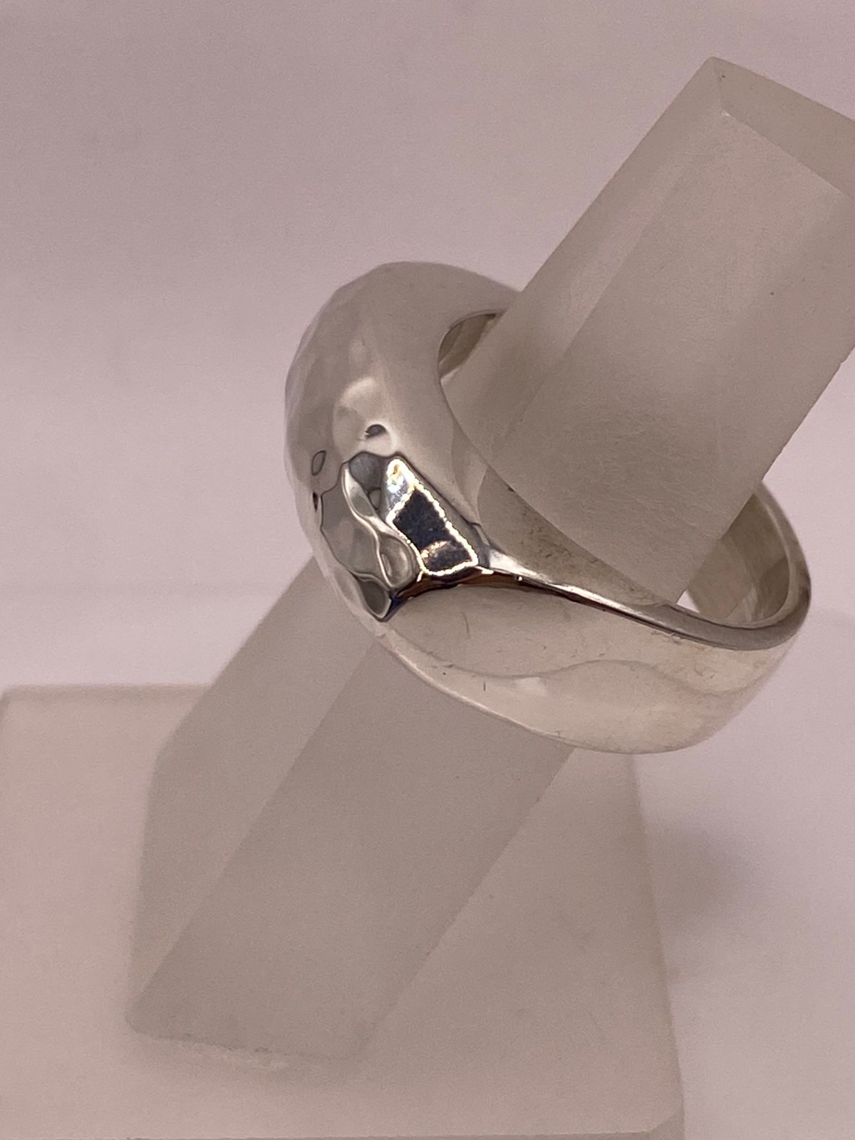 Anillo Banda Rectangular Martillada en Plata .925, vista frontal