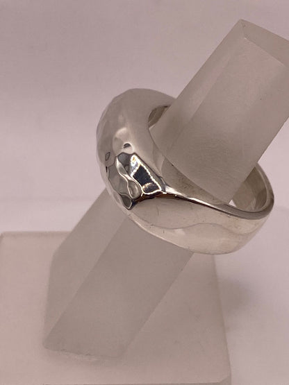 Anillo Banda Rectangular Martillada en Plata .925, vista frontal