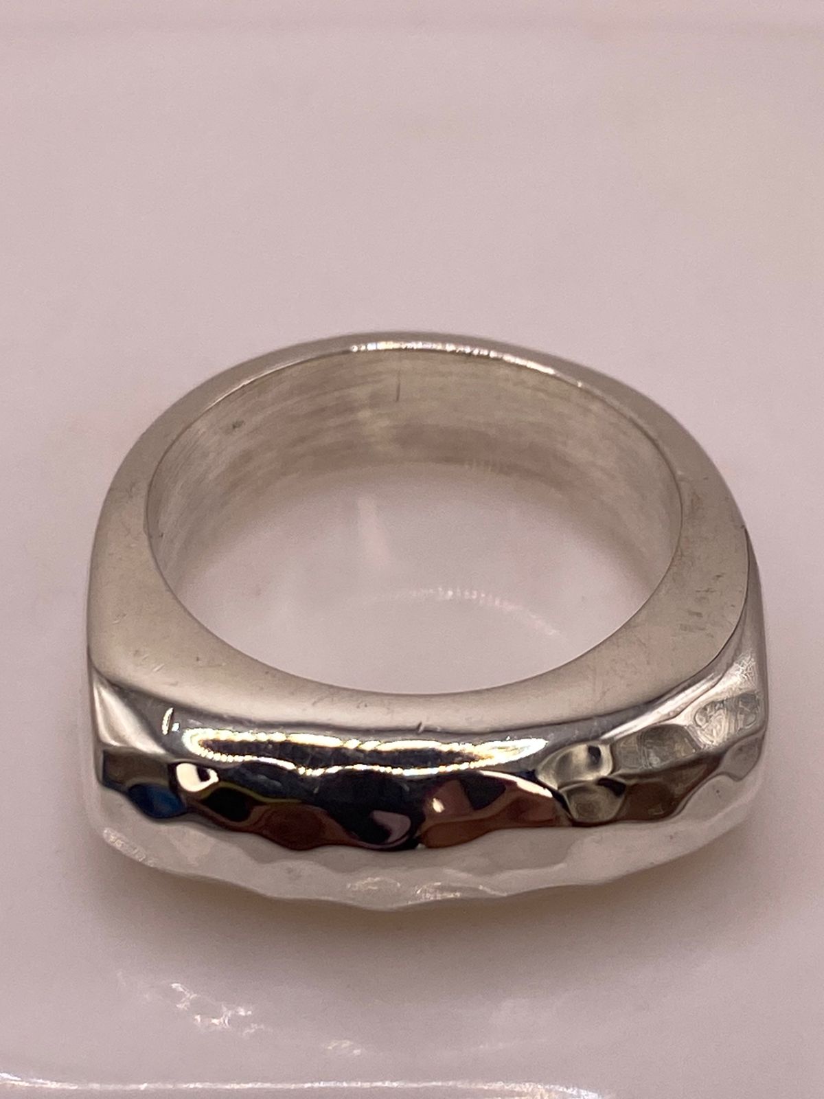 Anillo Banda Rectangular Martillada en Plata .925, vista superior