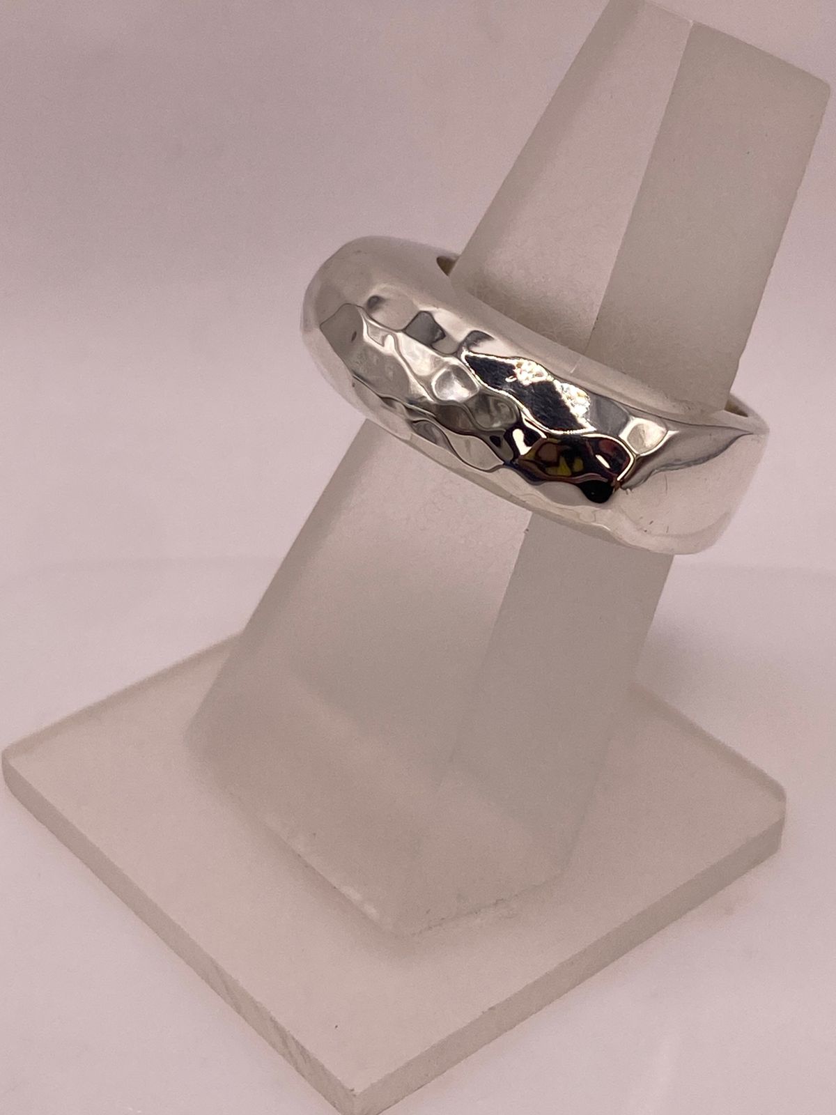 Anillo Banda Rectangular Martillada en Plata .925, vista lateral