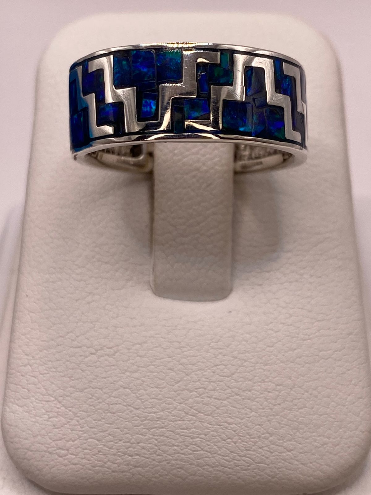 Anillo Banda con Incrustación Geométrica de Ópalo de Fuego Azul‑verde Plata Ley 950, vista lateral