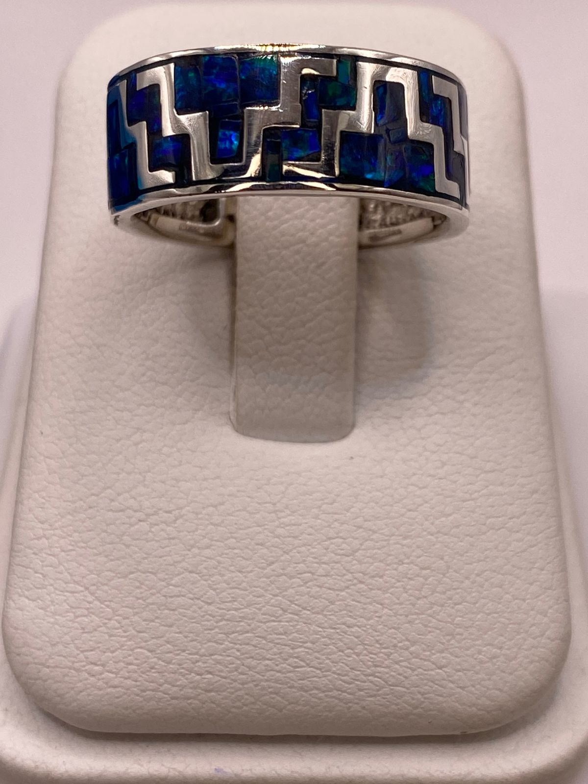 Anillo Banda con Incrustación Geométrica de Ópalo de Fuego Azul‑verde Plata Ley 950, vista de detalle