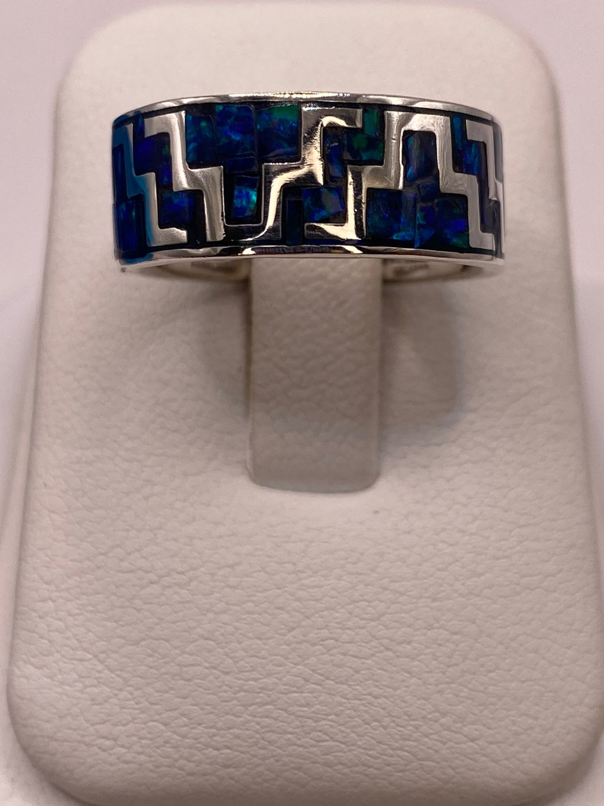 Anillo Banda con Incrustación Geométrica de Ópalo de Fuego Azul‑verde Plata Ley 950 en báscula mostrando peso