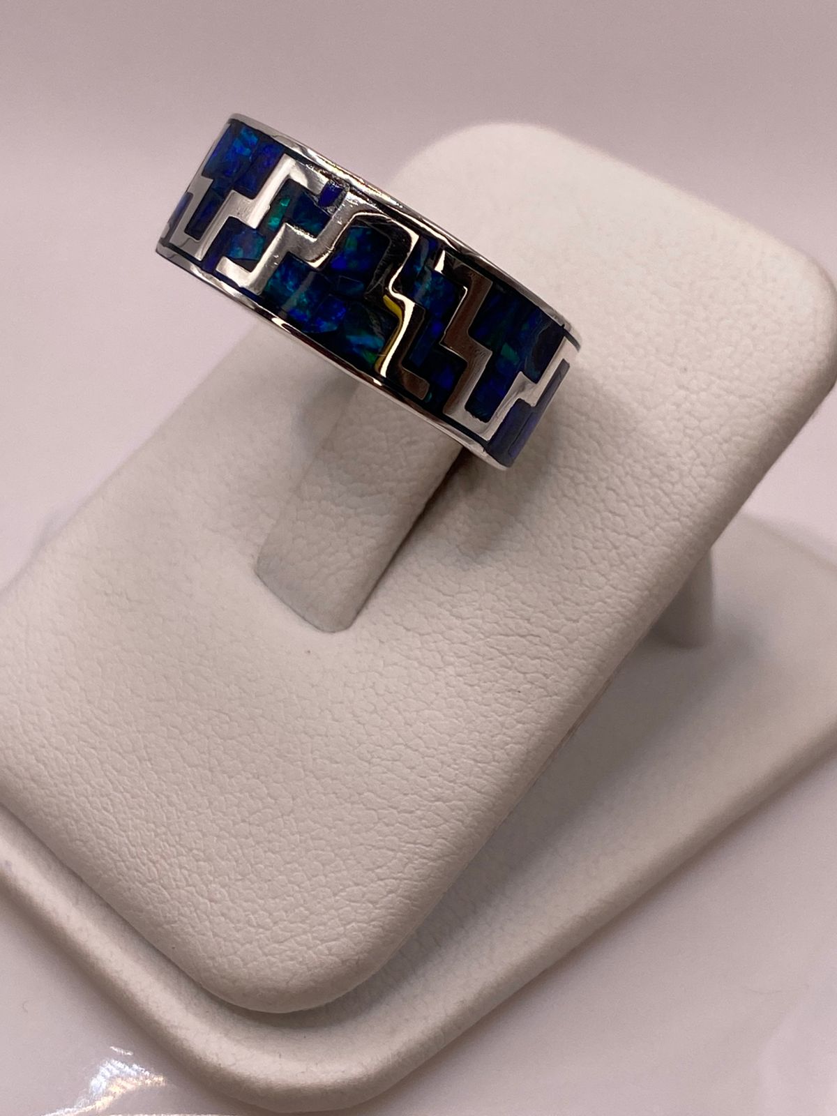 Anillo Banda con Incrustación Geométrica de Ópalo de Fuego Azul‑verde Plata Ley 950, vista frontal