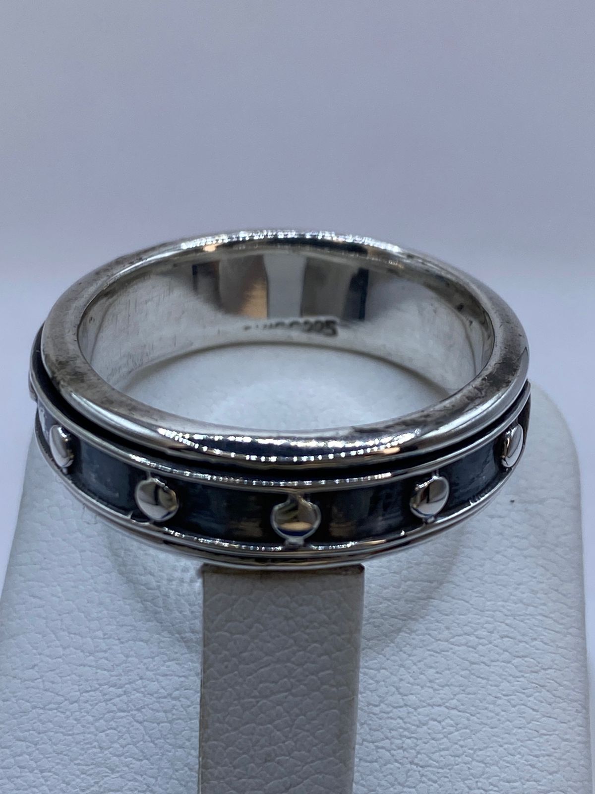 Anillo Banda Industrial con Remaches en Plata .925, sello de autenticidad Plata Ley .925